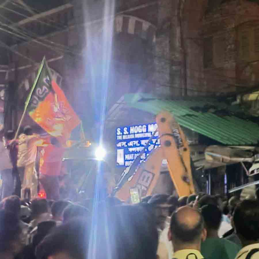 কলকাতার নিউ মার্কেটে দোকান ভাঙচুরের অভিযোগ উঠেছে।