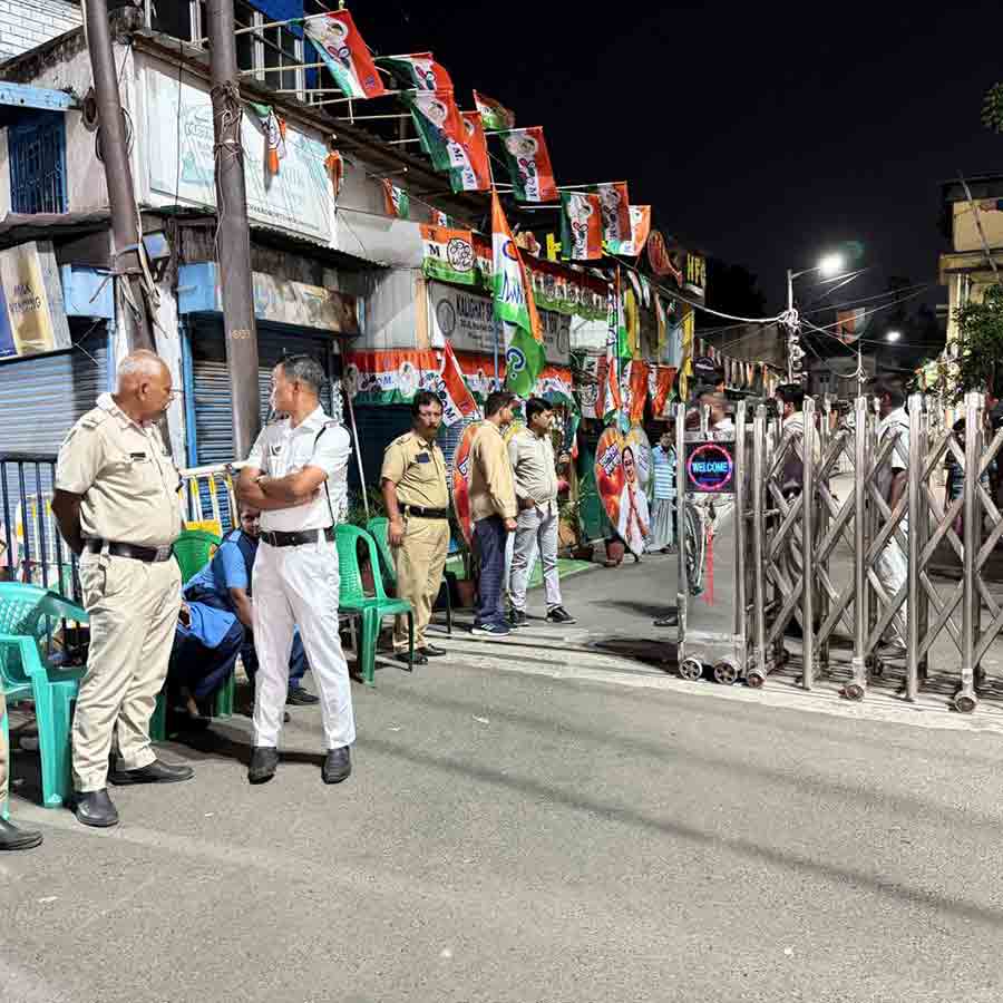 ৪ মে, ভোটগণনার রাতে মমতার বাড়ির সামনে থাকা নিরাপত্তা। নিজস্ব চিত্র।