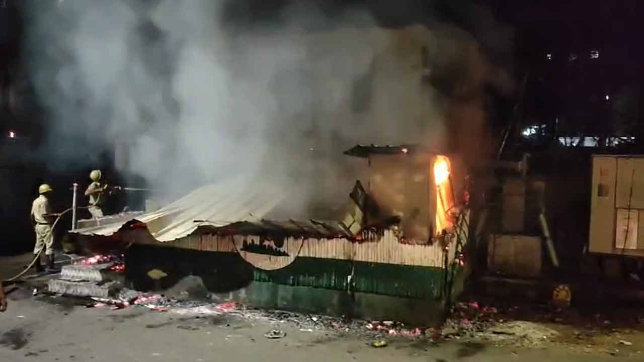 আসানসোলে তৃণমূলের একাধিক কার্যালয় ভাঙচুর করার অভিযোগ উঠেছে।