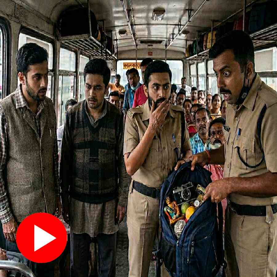 Video shows police catches two youth carrying arms inside a bus