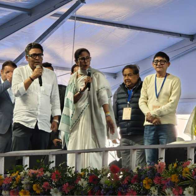 মুখ্যমন্ত্রী মমতা বন্দ্যোপাধ্যায়ের সঙ্গে রাজনীতির মঞ্চে কাঞ্চন। 