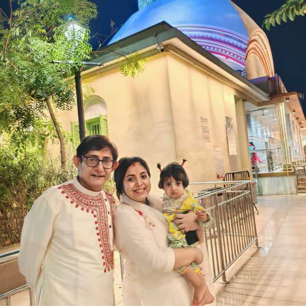 স্ত্রী শ্রীময়ী এবং মেয়ে কৃষভির সঙ্গে কাঞ্চন 