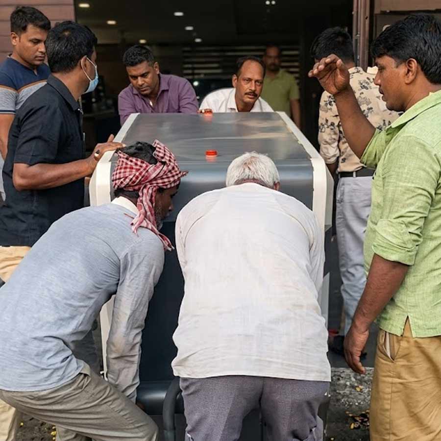 বুধবার দুপুরে অভিষেক বন্দ্যোপাধ্যায়ের বাড়ি শান্তিনিকেতন থেকে সরানো হয় স্ক্যানার।