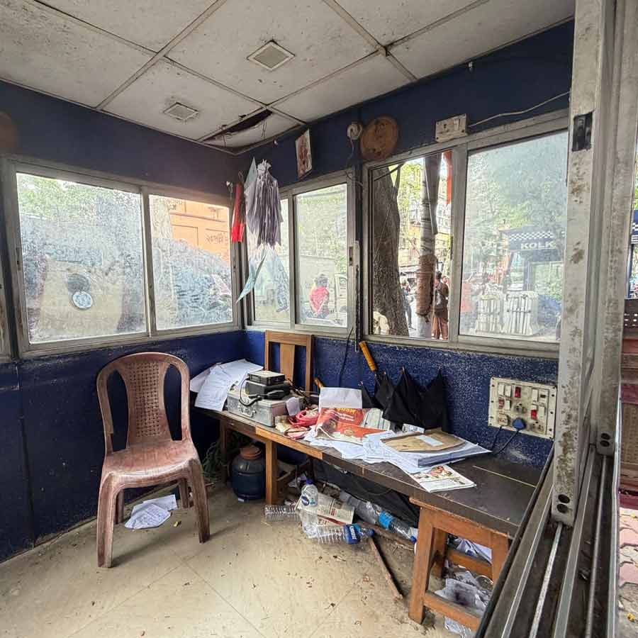 অভিষেক বন্দ্যোপাধ্যায়ের বাড়ি শান্তিনিকেতনের সামনে ফাঁকা পড়ে আছে পুলিশ বুথ।