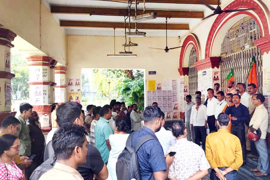 অরবিন্দ ভবনের গাড়ি বারান্দার কাছে আয়োজিত এক জমায়েত