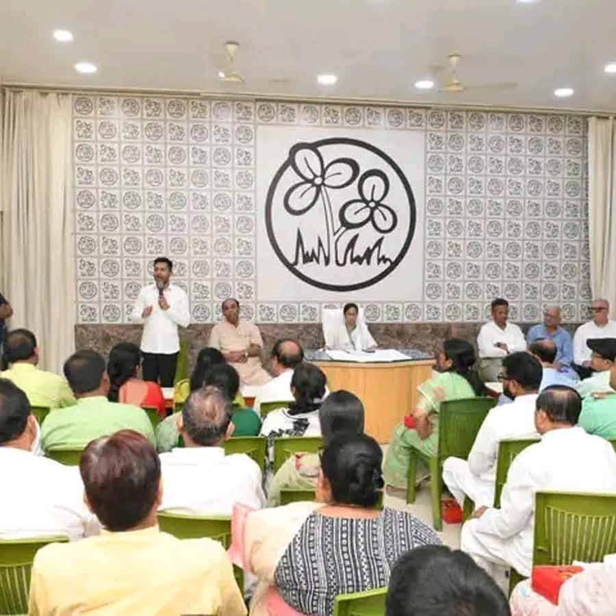 বুধবার কালীঘাটের বাড়িতে তৃণমূলের জয়ী প্রার্থীদের নিয়ে বৈঠকে মমতা বন্দ্যোপাধ্যায়। 