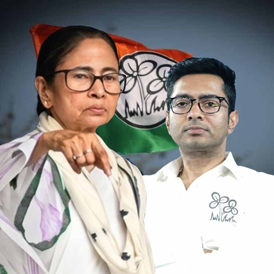 Mamata Banerjee held a meeting with the winning candidates at Kalighat residence, ordered to give a standing ovation in honour of Abhishek Banerjee