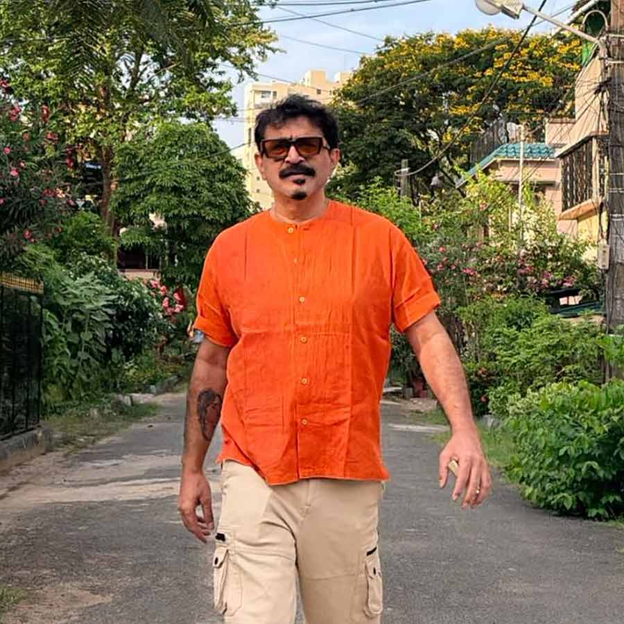 এই বেশে মঙ্গলবার দেখা যায় গায়ককে। 