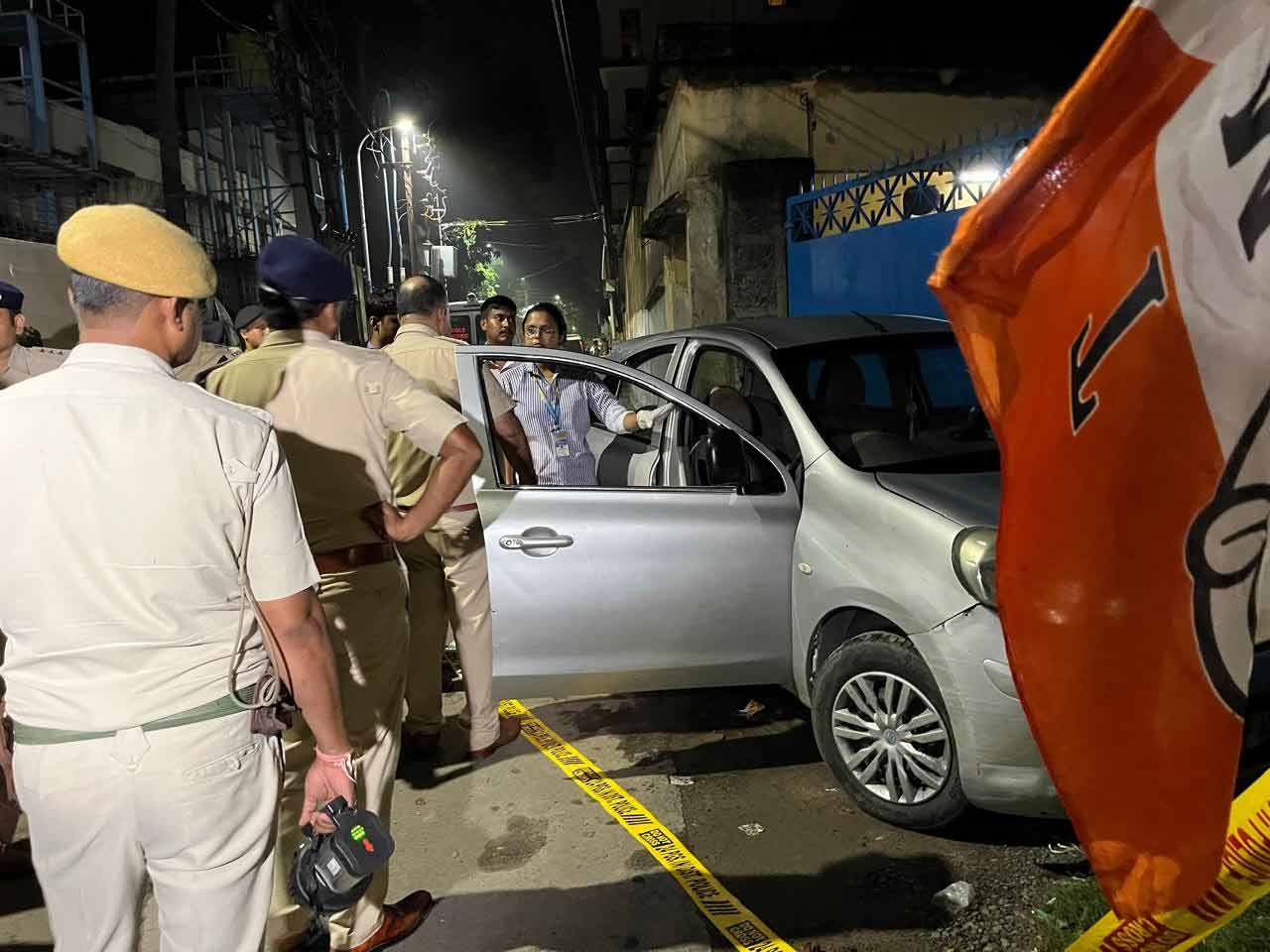 পুলিশ সূত্রে জানা গিয়েছে, এই গাড়িটি চন্দ্রনাথের রাস্তা আটকে ছিল।