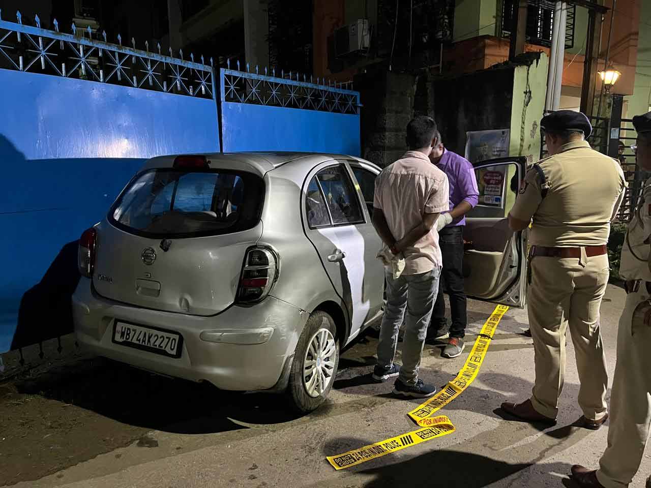 ফরেন্সিক দল গাড়িটিকে খতিয়ে দেখছে।