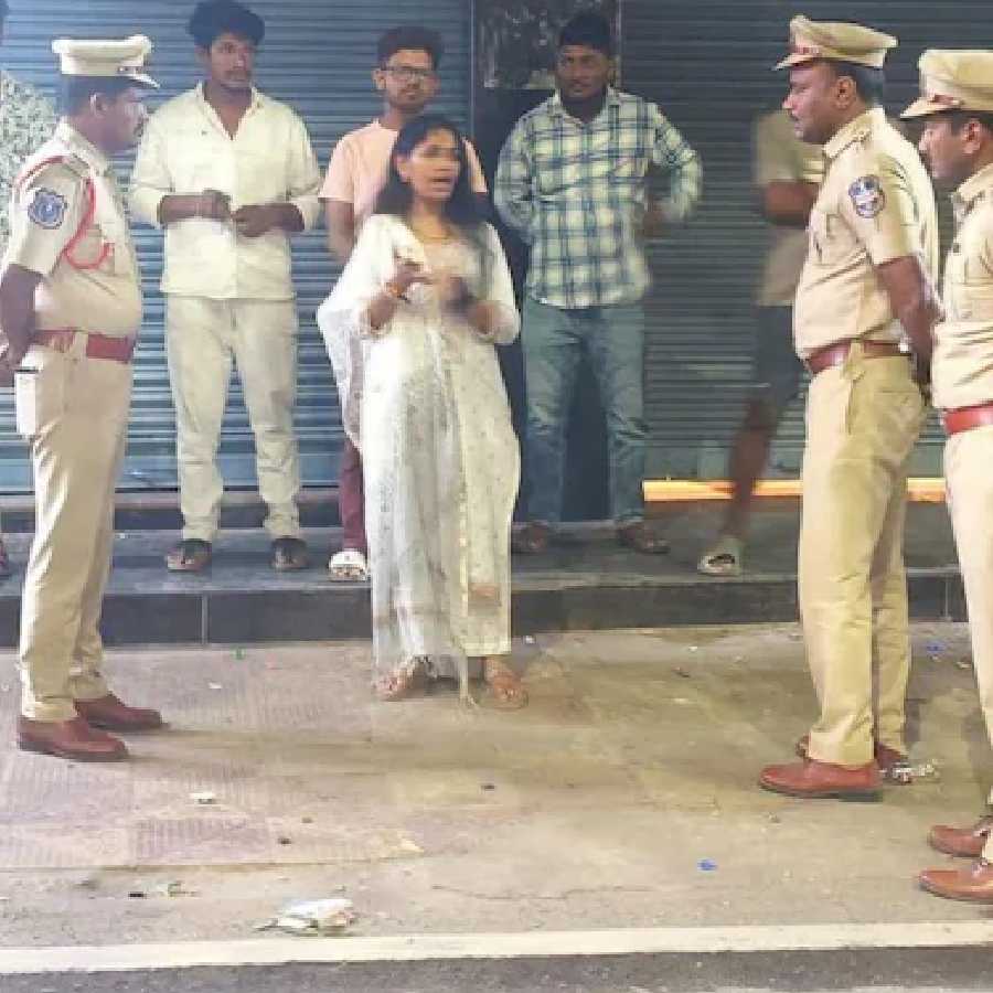 Woman Cop in Hyderabad stand for 3 hours at midnight in road, approached by several men