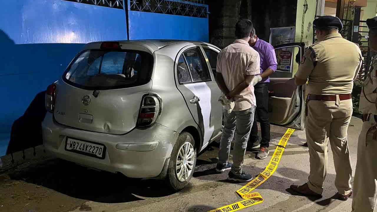 শুভেন্দু অধিকারীর আপ্তসহায়কের গাড়ির পথ আটকানো হয়েছিল এই গাড়িটি দিয়েই।