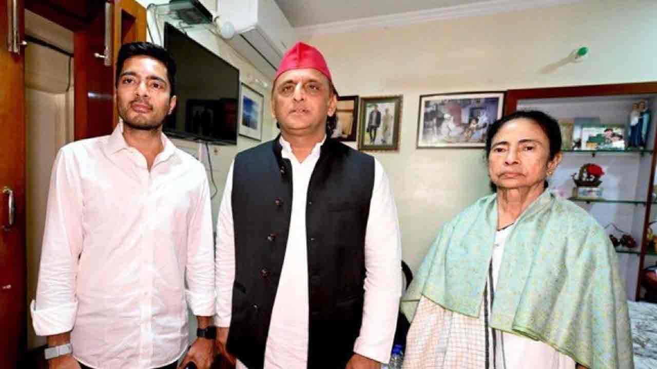Samajwadi Party chief Akhilesh Yadav meets TMC leader Mamata Banerjee and Abhishek Banerjee in Kalighat