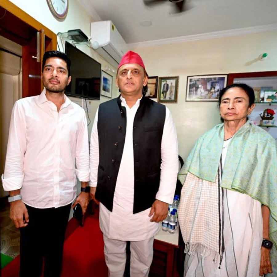 Samajwadi Party chief Akhilesh Yadav meets TMC leader Mamata Banerjee and Abhishek Banerjee in Kalighat