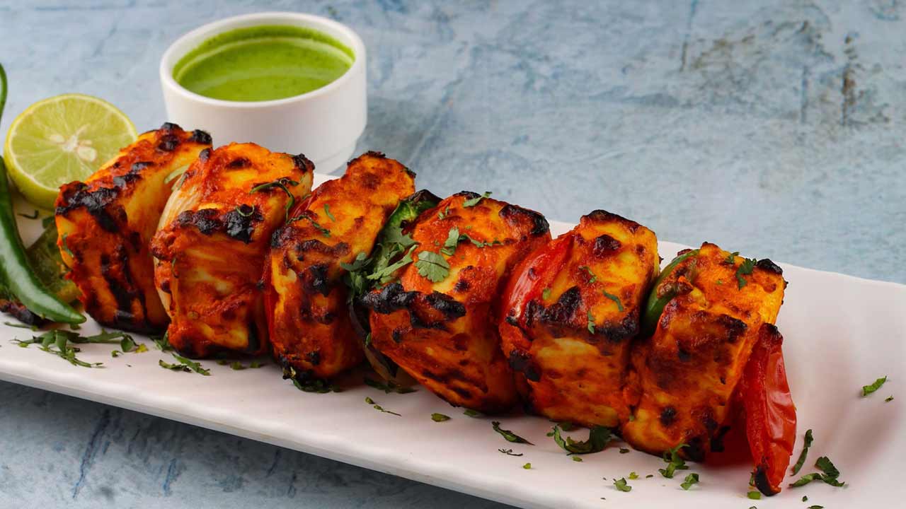 স্বাদ বদলে, পনিরে বদলে দিন মশলা।