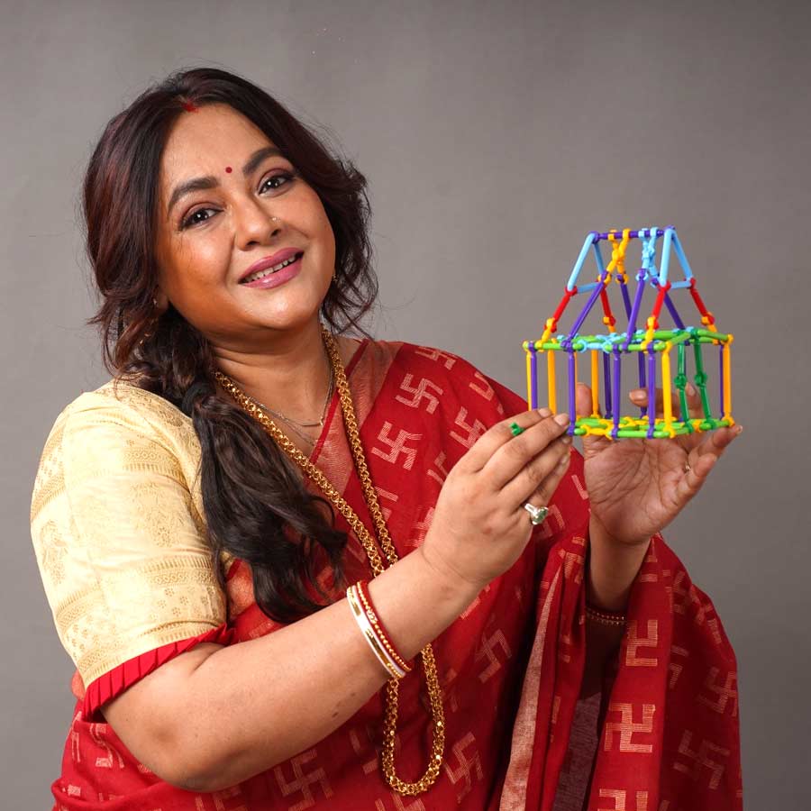চিকিৎসকের চরিত্রে শ্রীলেখা মিত্র। 