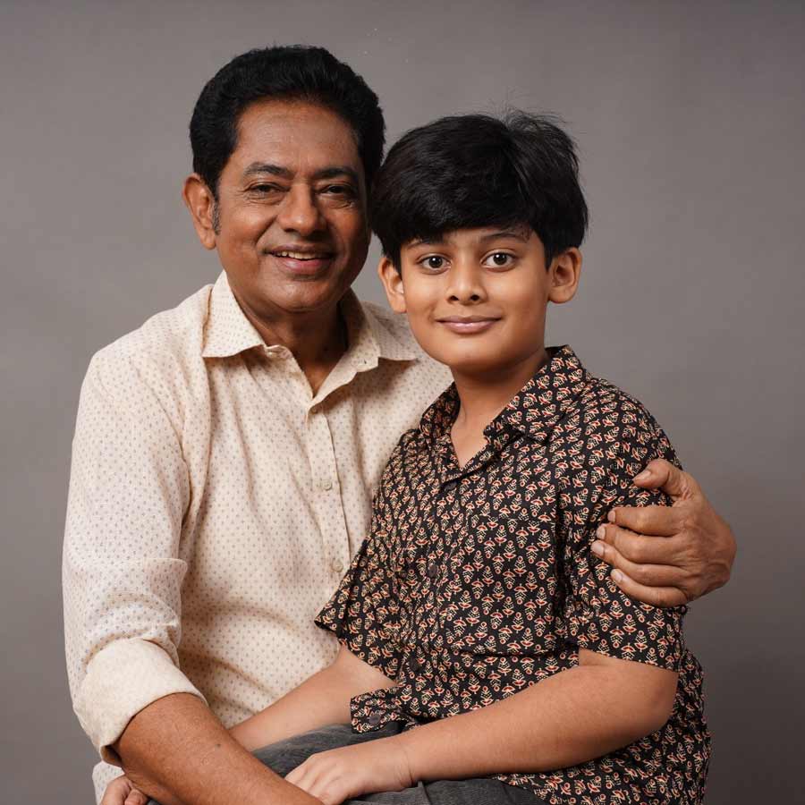 শিশুশিল্পীর সঙ্গে শঙ্কর চক্রবর্তী। 