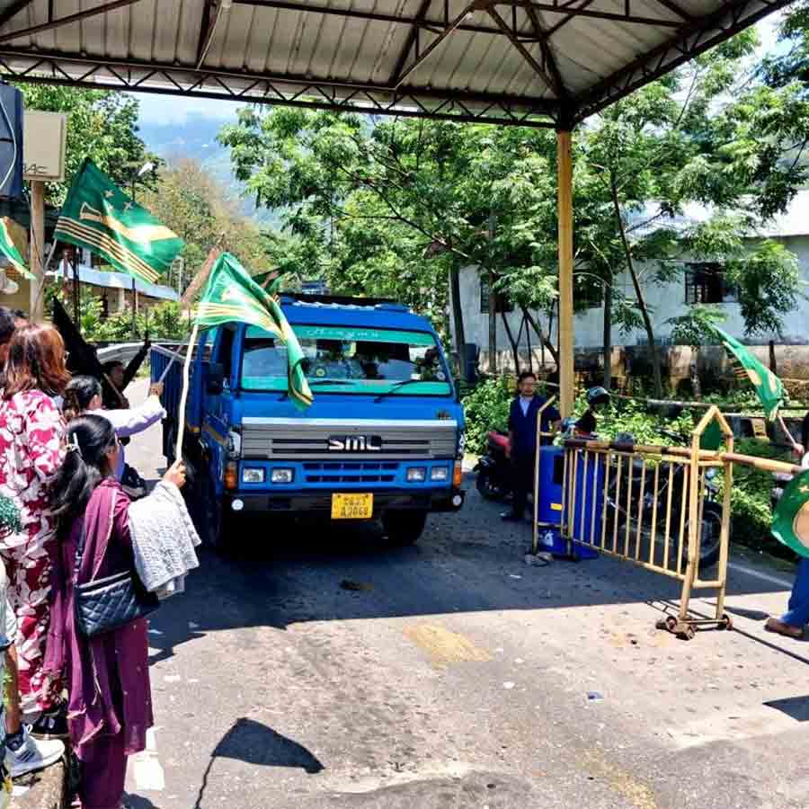 Toll plaza on the way to rohini blocked by GNLF protest