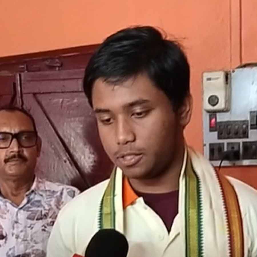North Dinajpur Student Avirup Bhadra Secures Rank 1st in WBBSE Exam dgtl