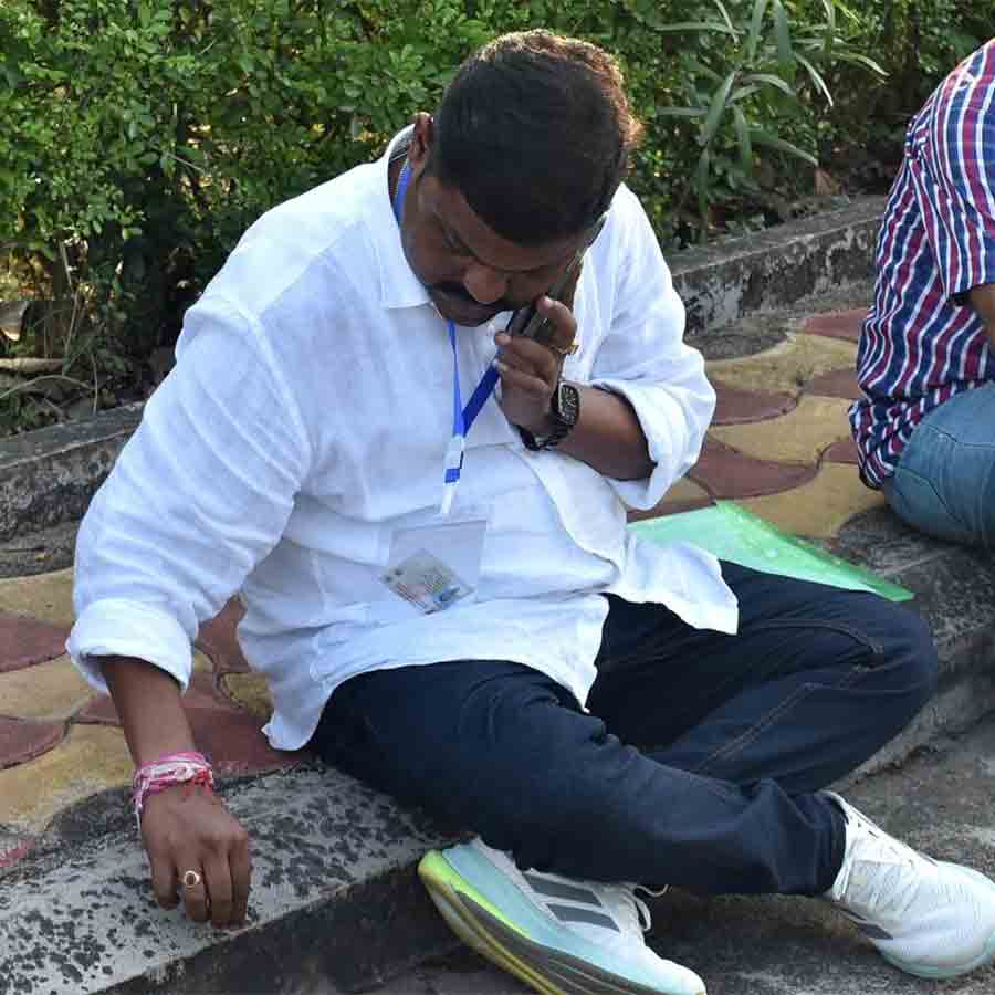 বাঁকুড়া বিশ্ববিদ্যালয়ে গণনা কেন্দ্রের বাইরে সুব্রত দত্ত।