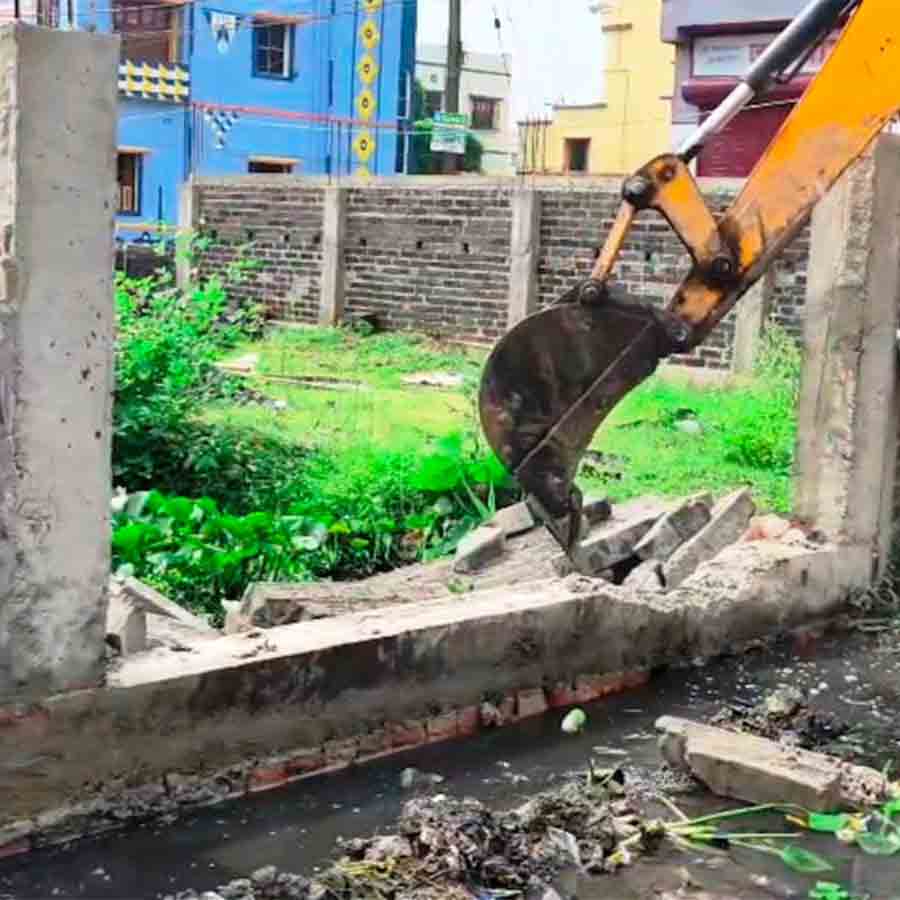 BJP councilor removed a wall constructed over Drainage syatem at Arambagh