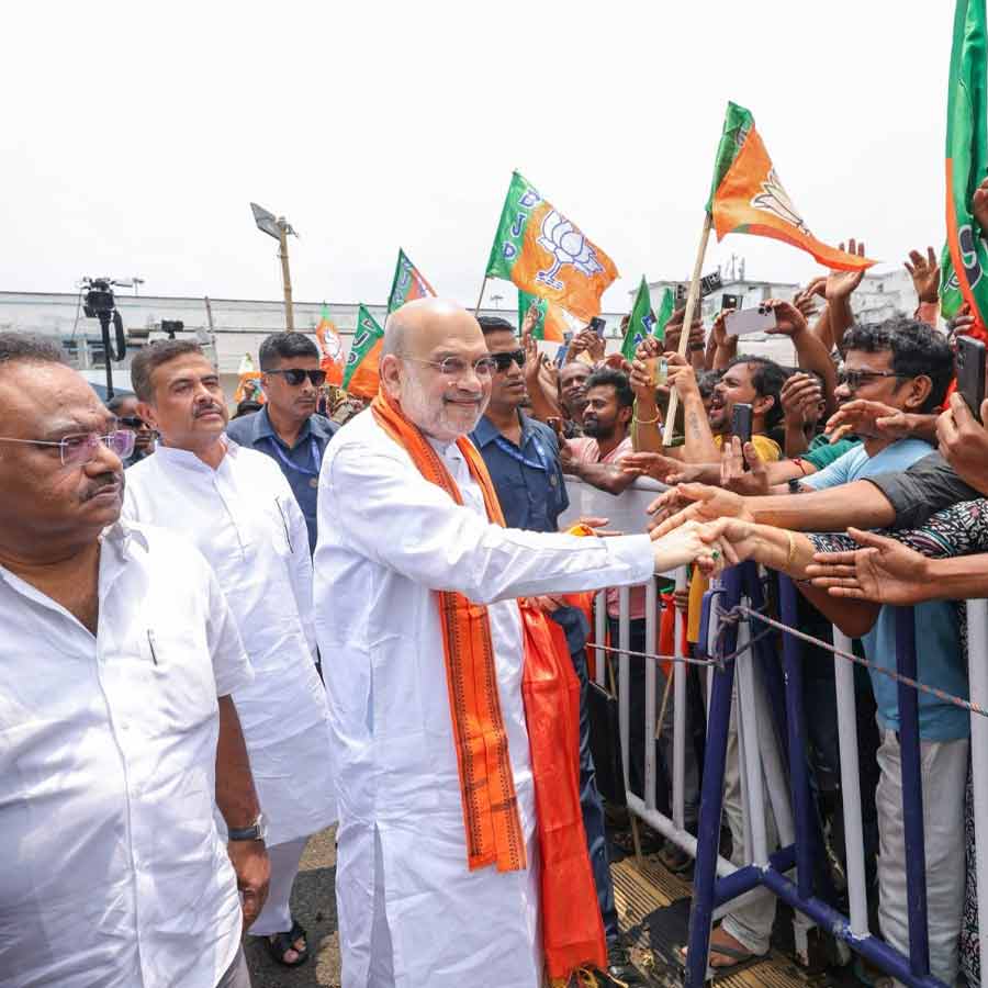 Amit Shah arrives in Kolkata, will meet with prospective BJP MLAs