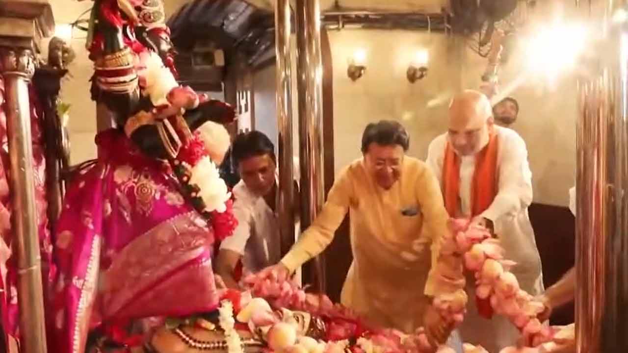 দক্ষিণেশ্বরের মন্দিরে পুজো দিচ্ছেন অমিত শাহ।