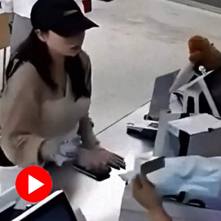 Video of Taiwanese woman using lost credit card of tourist in South Korea dgtl