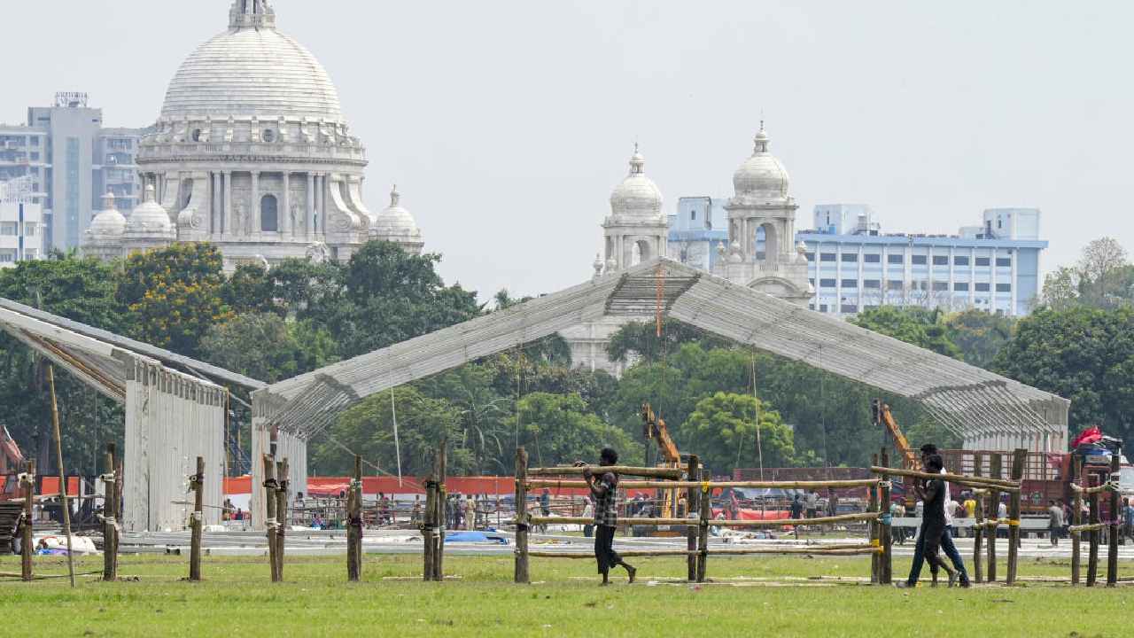 কলকাতার ব্রিগেড প্যারাড গ্রাউন্ডে বিজেপি সরকারের শপথগ্রহণের প্রস্তুতি।