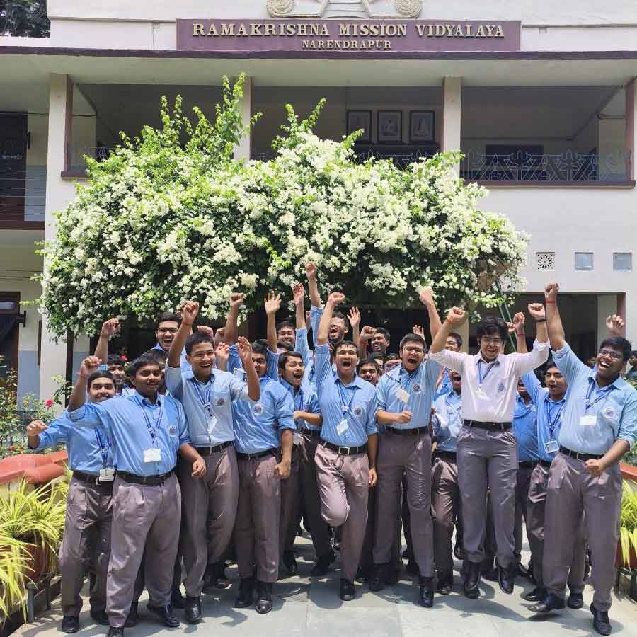 Students of Narendrapur Ramakrishna Mission shines in creative works despite pressure from studies