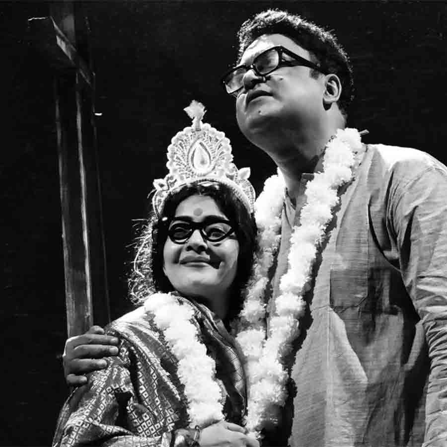 মঞ্চে নিবেদিতা ও নীল