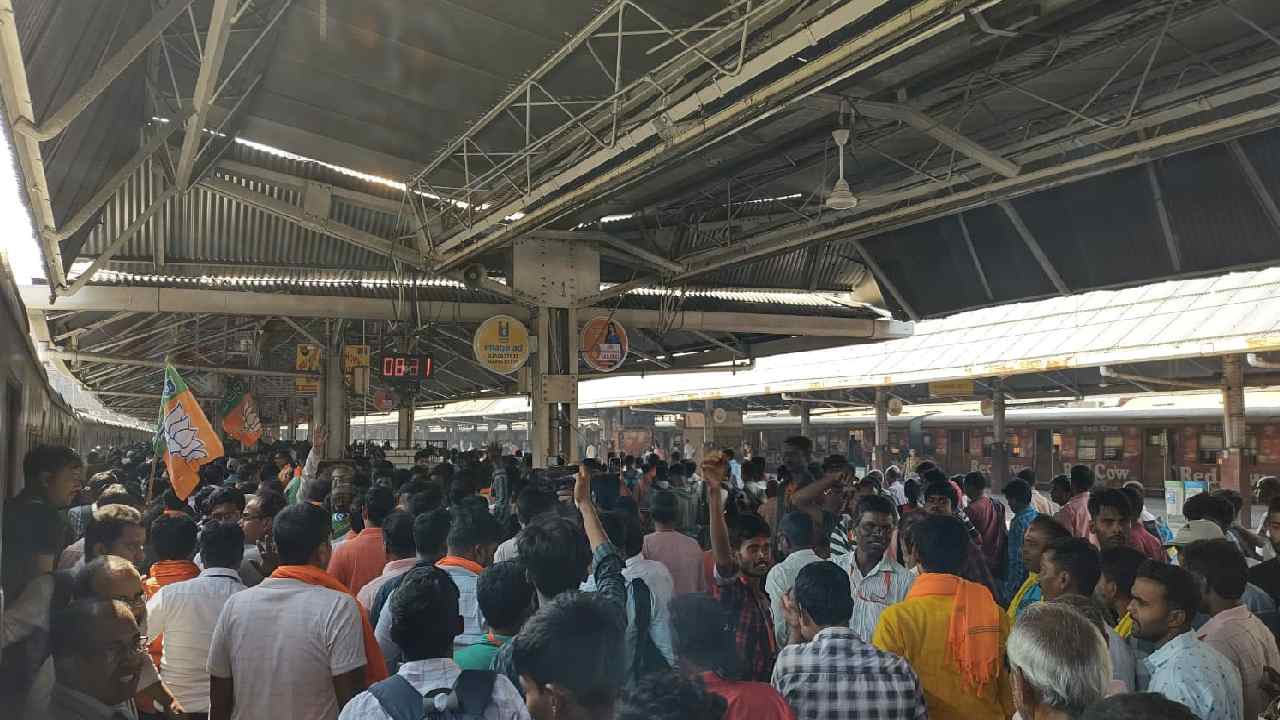 হাওড়া স্টেশনে বিজেপি কর্মী-সমর্থকদের ভিড়। শনিবার সকালে।