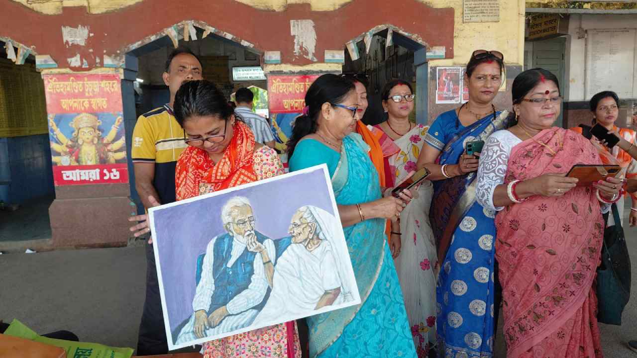 প্রধানমন্ত্রী এবং তাঁর মায়ের ছবি নিয়ে হুগলি থেকে ব্রিগেডে যাচ্ছেন বিজেপি সমর্থক।