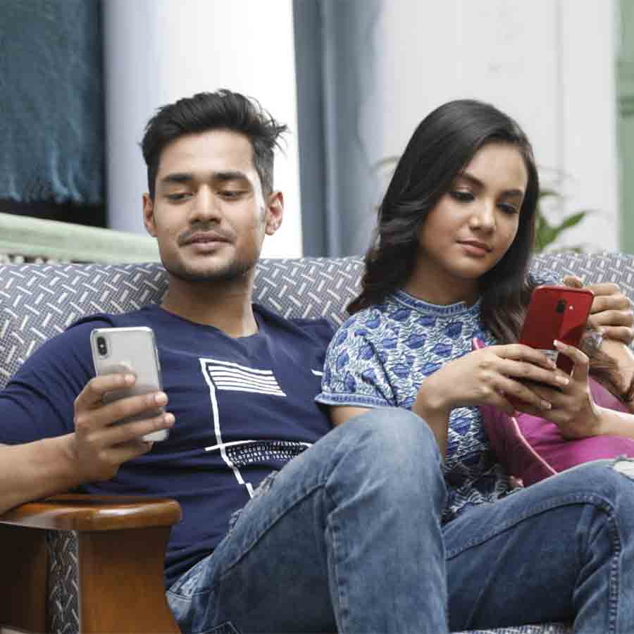 Before scolding their children, parents themselves but get rid of their own addiction of smart phones