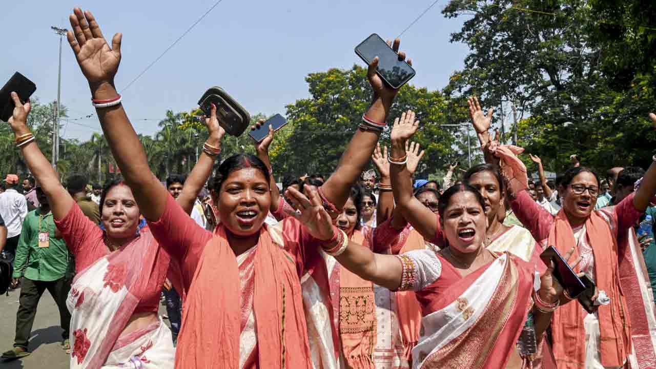 ব্রিগেডের পথে বিজেপি সমর্থকেরা। শনিবার।