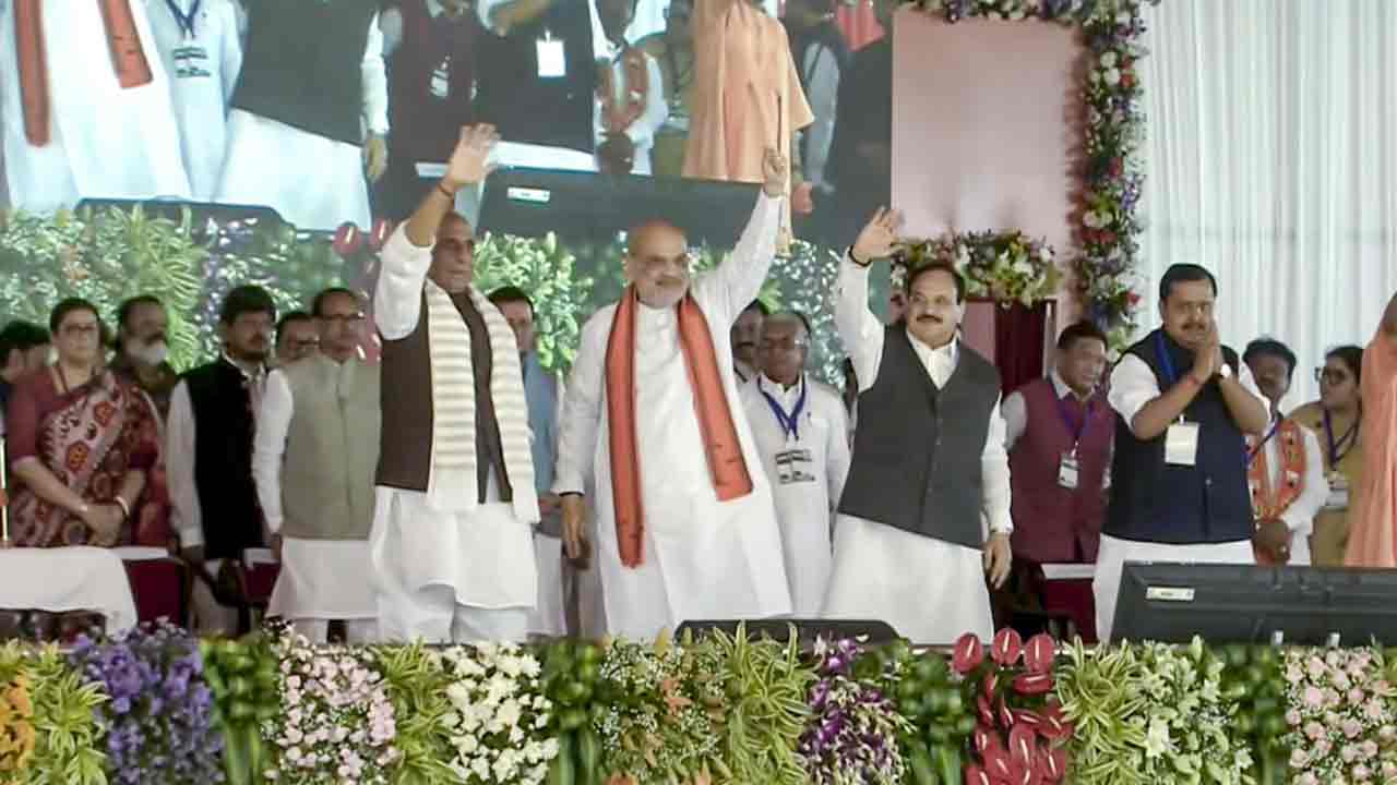 (বাঁ দিক থেকে) রাজনাথ সিংহ, অমিত শাহ, জেপি নড্ডা।
