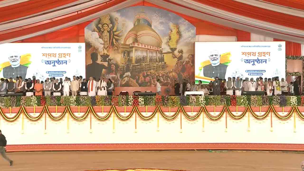 শপথ নিলেন মুখ্যমন্ত্রী শুভেন্দু অধিকারী।