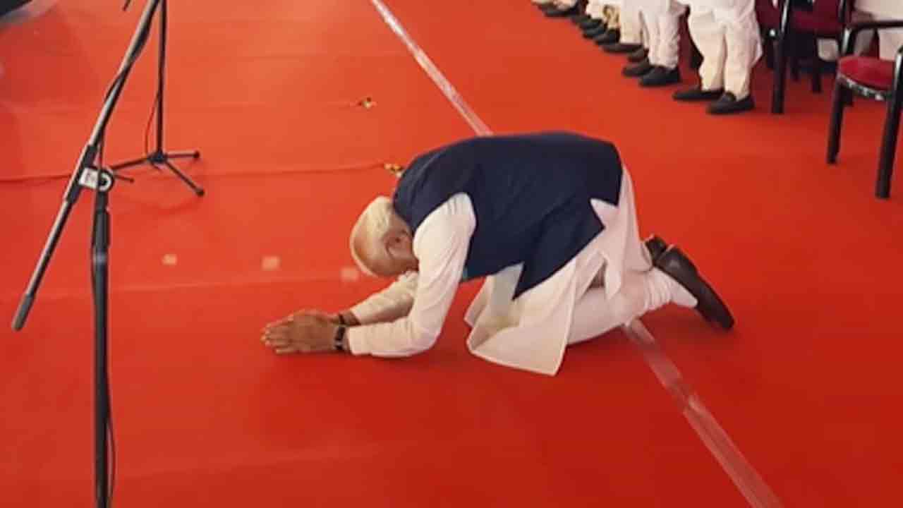 ব্রিগেডের মঞ্চ থেকে জনতাকে সাষ্টাঙ্গে প্রণাম করলেন প্রধানমন্ত্রী নরেন্দ্র মোদী।