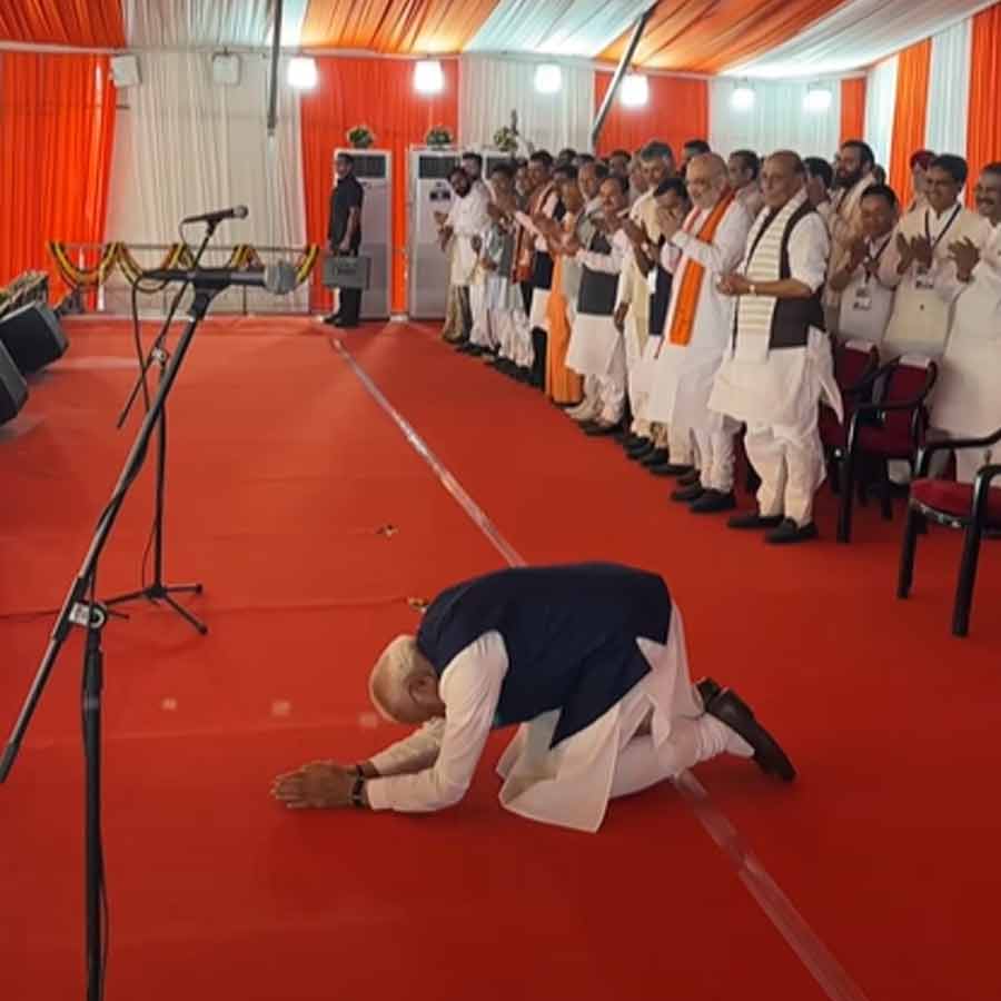 Prime Minister Narendra Modi bows to people of Bengal from Brigade dgtl