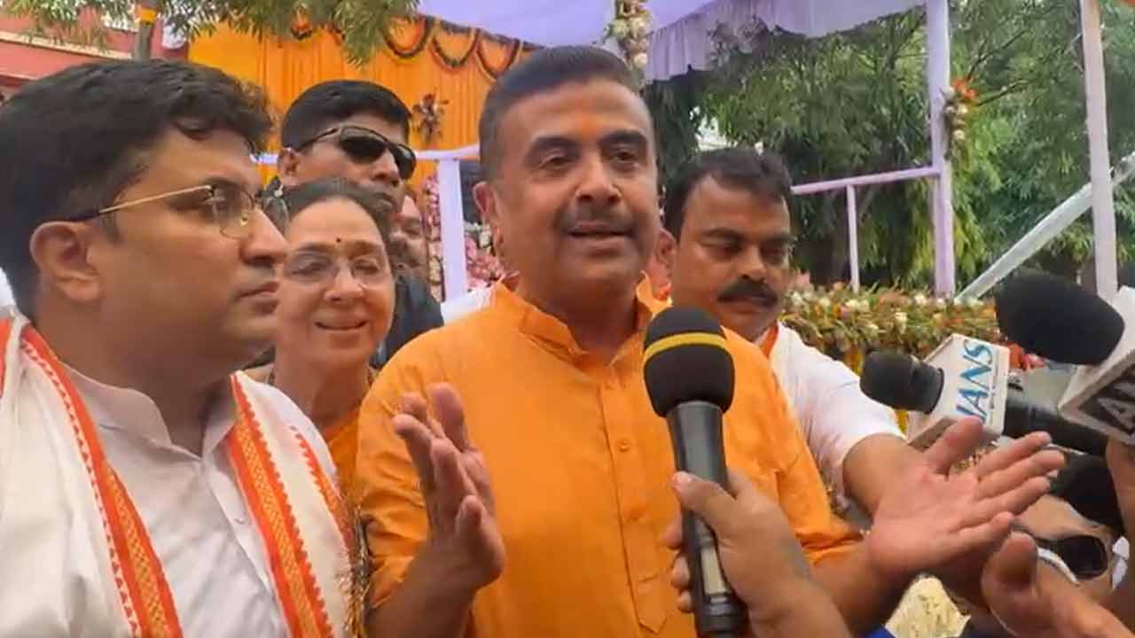 জোড়াসাঁকো ঠাকুরবাড়িতে শুভেন্দু অধিকারী।