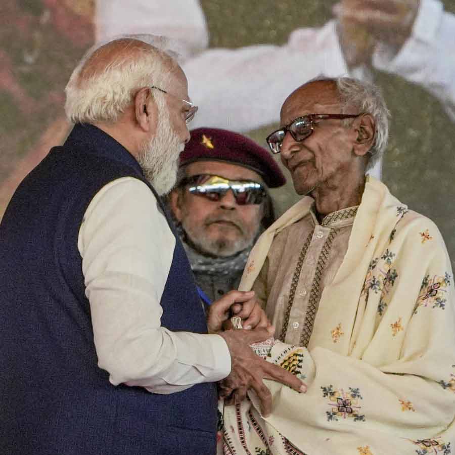 (বাঁ দিকে) নরেন্দ্র মোদী এবং মাখনলাল সরকার (ডান দিকে)।