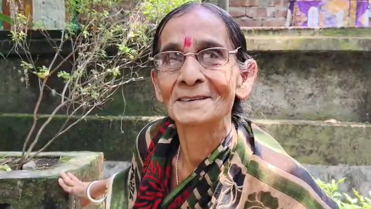 মাখনলাল সরকারের স্ত্রী পুতুল সরকার। 
