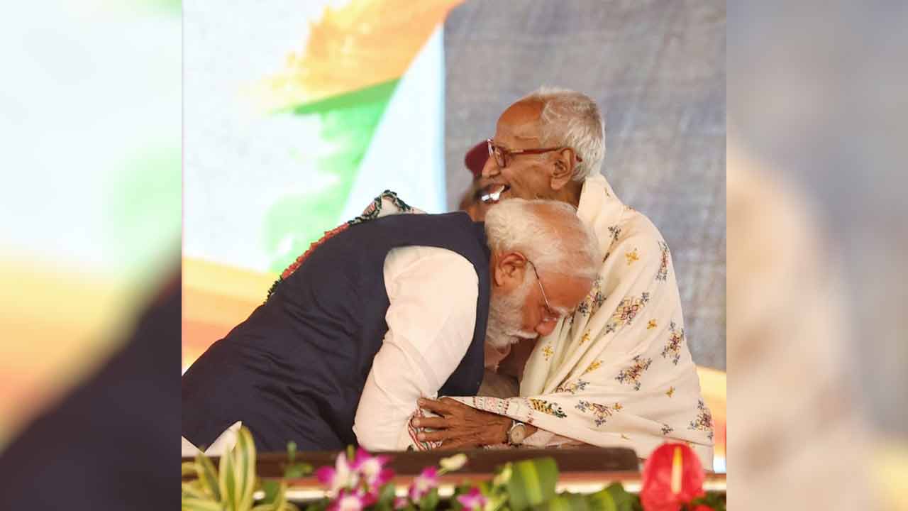 (বাঁ দিকে) নরেন্দ্র মোদী এবং মাখনলাল সরকার (ডান দিকে)। শনিবার ব্রিগেড ময়দানে।