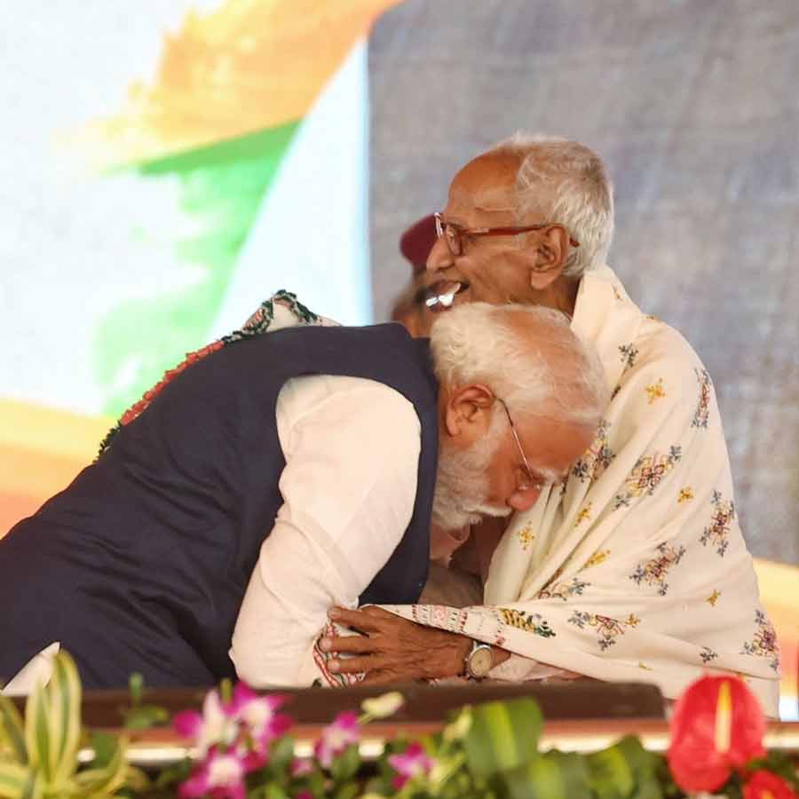 PM Narendra Modi touches feet of 97-Year-old Makhan Lal Sarkar in West Bengal dgtl