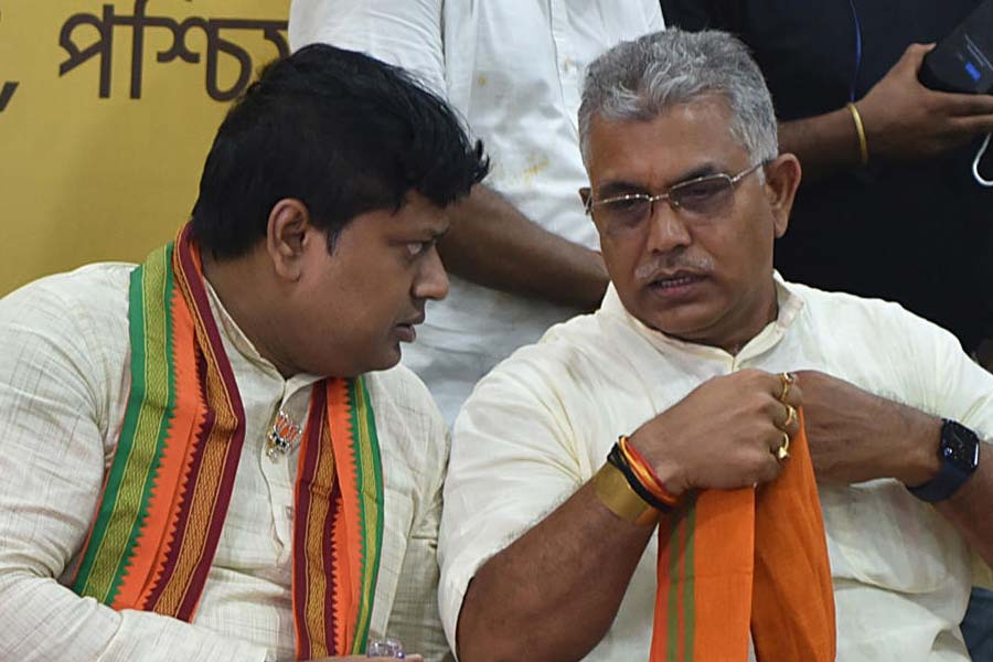 দিলীপের নেতৃত্ব ২০২১ সালের বিধানসভা নির্বাচনে ‘প্রত্যাশা’ অনুযায়ী বাংলায় ফল করতে পারেনি বিজেপি। সে বার ৭৭টা আসন জেতে পদ্মশিবির। ফলে দলের ভিতরে ও বাইরে কড়া সমালোচনার মুখে পড়তে হয় রাজ্য সভাপতিকে। তাঁর ‘ফায়ারব্র্যান্ড’ ভাবমূর্তি নিয়েও প্রশ্ন তুলতে শুরু করেন তথাগত রায়-সহ একাধিক বর্ষীয়ান নেতা। ফলে ২০২১ সালে দিলীপকে সরিয়ে বালুরঘাটের সাংসদ সুকান্ত মজুমদারকে রাজ্য সভাপতি করে বিজেপির কেন্দ্রীয় নেতৃত্ব।  