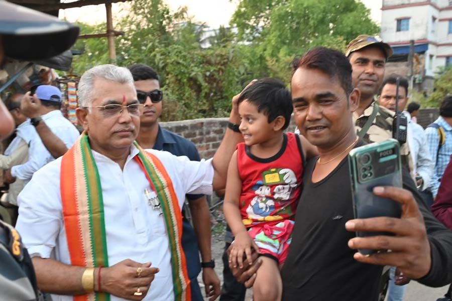 ২০২৪-’২৬ সালের মধ্যে দলের কোনও পদে ছিলেন না দিলীপ ঘোষ। তবে সংগঠন মজবুত করার কাজ থামামনি তিনি। ভোটে হেরে ফিরে যান পুরনো কেন্দ্র মেদিনীপুর ও খড়্গপুর সদরে। জোর দেন জনসংযোগে। ফের পুরনো মেজাজে রাজনীতি শুরু করায় নতুন করে জনপ্রিয়তা বাড়তে থাকে তাঁর। 