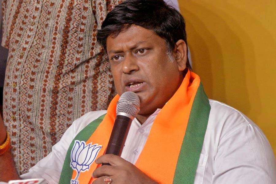 ২০২৪ সালের ভোটে বালুরঘাট থেকে পুনরায় সাংসদ নির্বাচিত হয়ে নরেন্দ্র মোদীর মন্ত্রিসভায় জায়গা পান সুকান্ত মজুমদার। কেন্দ্রীয় শিক্ষা প্রতিমন্ত্রী হিসাবে শপথ নেন তিনি। এর পরই ‘এক নেতা এক পদ’ নীতি মেনে রাজ্য সভাপতির পদ থেকে তাঁকে সরিয়ে দেয় পদ্মশিবির। তাঁর স্থলাভিষিক্ত হন শমীক ভট্টাচার্য। গত বছরের (২০২৫ সাল) জুলাইয়ে দায়িত্ব নেন তিনি। 