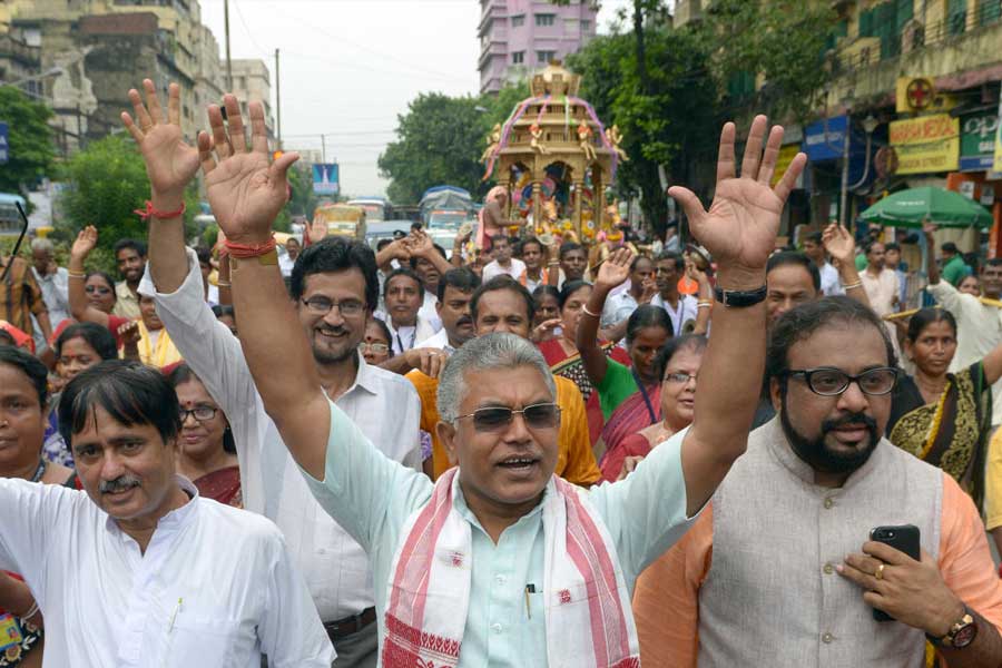 দলীয় সংগঠন মজবুত করতে গিয়ে বহু বার কর্মীদের ‘ভোকাল টনিক’ দিয়েছেন দিলীপ ঘোষ। একবার বিজেপির কর্মসূচিতে গিয়ে নীচুতলার কর্মীদের উদ্দেশে তিনি বলেন, ‘‘রাজনীতি ঠিক করে করতে না পারলে গরু চরাও গে যাও।’’ তাঁর এই ধরনের কথায় পদ্মশিবির যে চাঙ্গা হয়ে উঠত, তা বলাই বাহুল্য। দিলীপকে মন্ত্রী হিসাবে শপথ নেওয়ার আগেও বিস্ফোরক মন্তব্য করতে শোনা গিয়েছে।