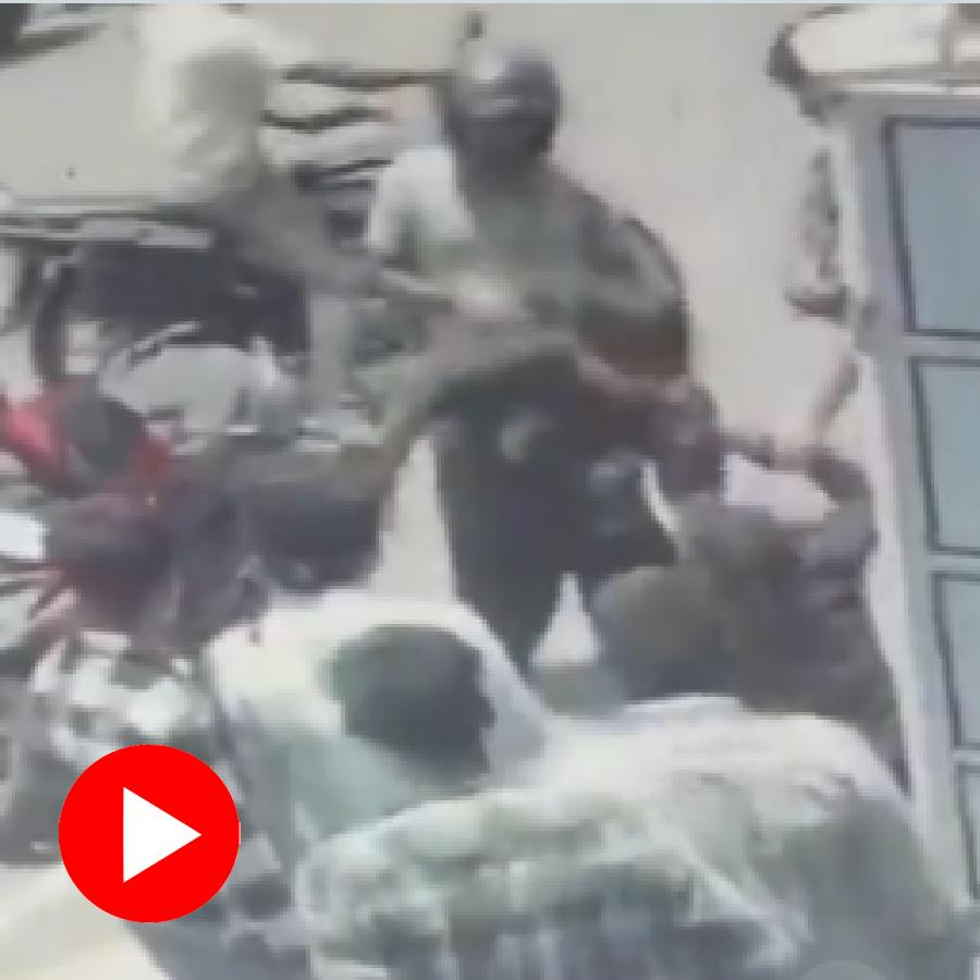 Video shows brawl between husband and wife in the middle of the road, locals interfere