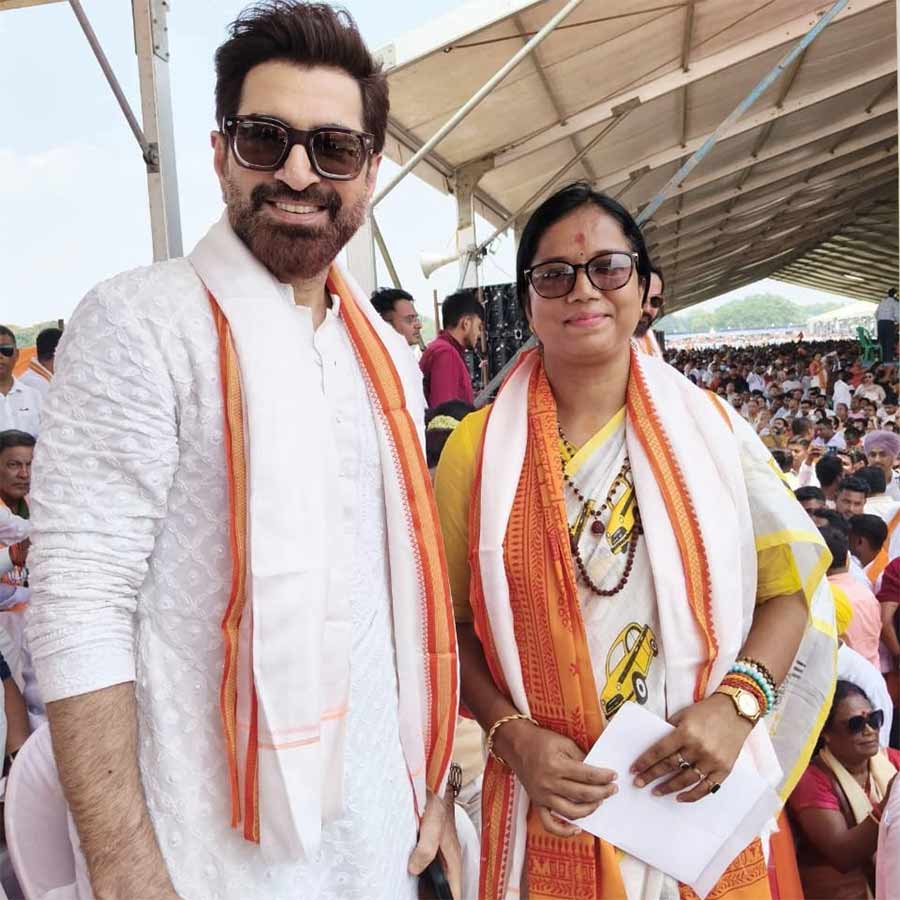 জিতের সঙ্গে বিজেপি নেত্রী।